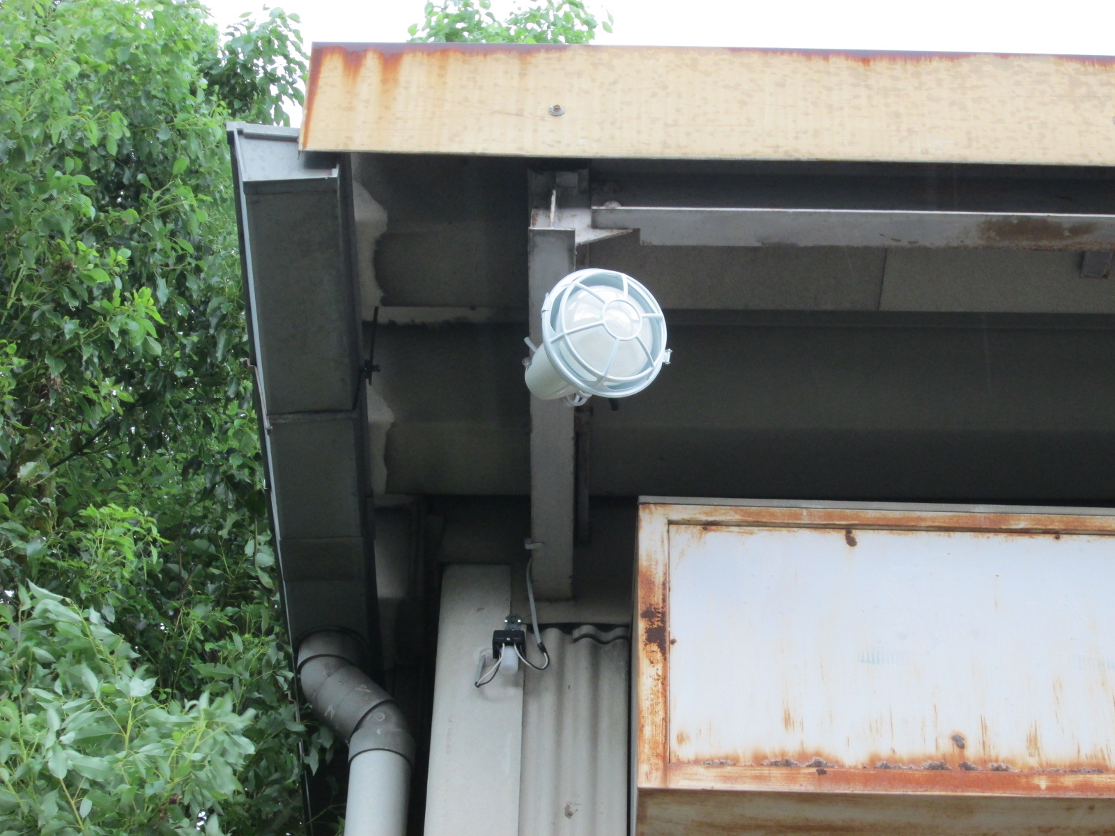 門灯が復活しました。 岡崎市の電気工事は, 43% OFF
